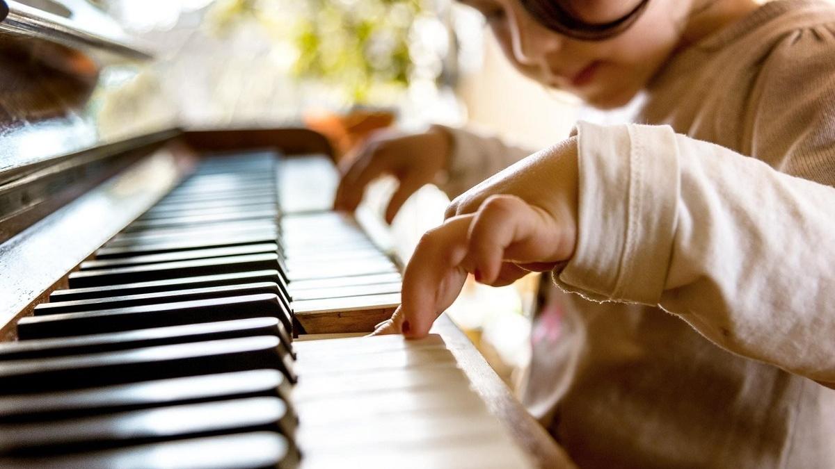 Ребёнок играет на фортепиано
