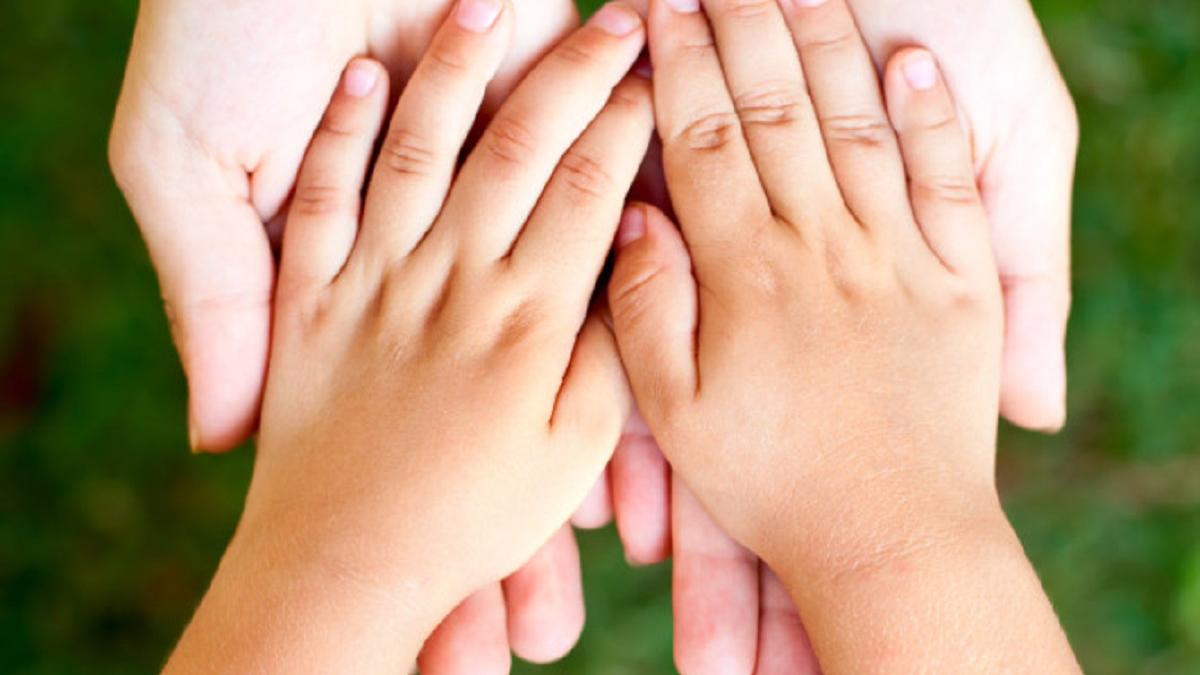 Руки матери и ребёнка
